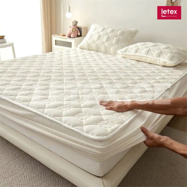 ჩამოსაცმელი მატრასის დამცავი ხავერდის ზედაპირით